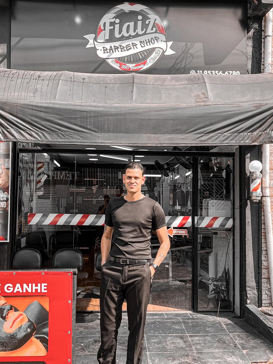 Digão em frente à Fiaiz Barbershop, em Guarulhos